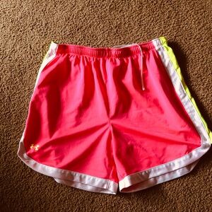 Under Armour Women's neon Pink Athletic Shorts medium elastic waist